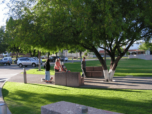 Jardines y áreas verdes de Villantigua con árboles maduros